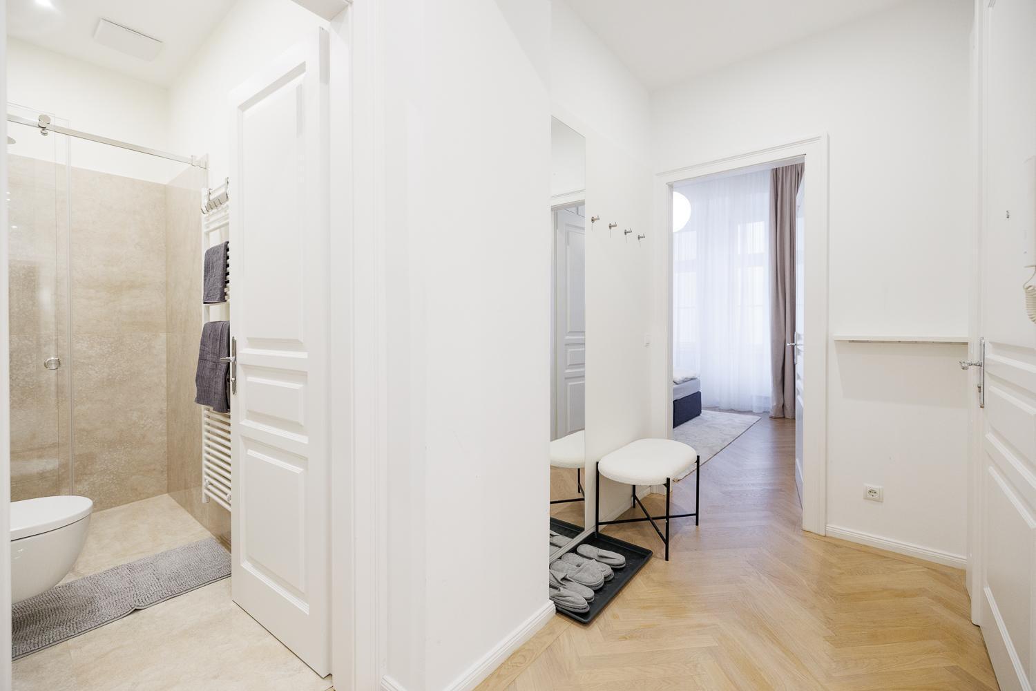 Stylish 1-bedroom 2-bath By Canal Minutes From Historic Centre Appartement