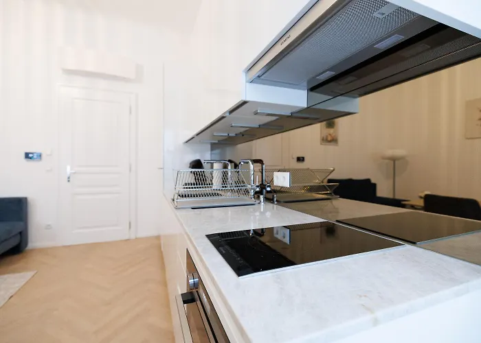 Stylish 1-Bedroom 2-Bath By Canal Minutes From Historic Centre