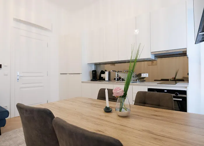Stylish 1-Bedroom 2-Bath By Canal Minutes From Historic Centre