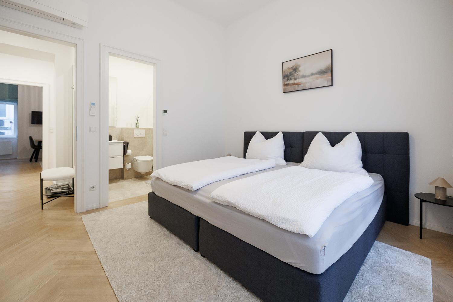 Stylish 1-bedroom 2-bath By Canal Minutes From Historic Centre Wien