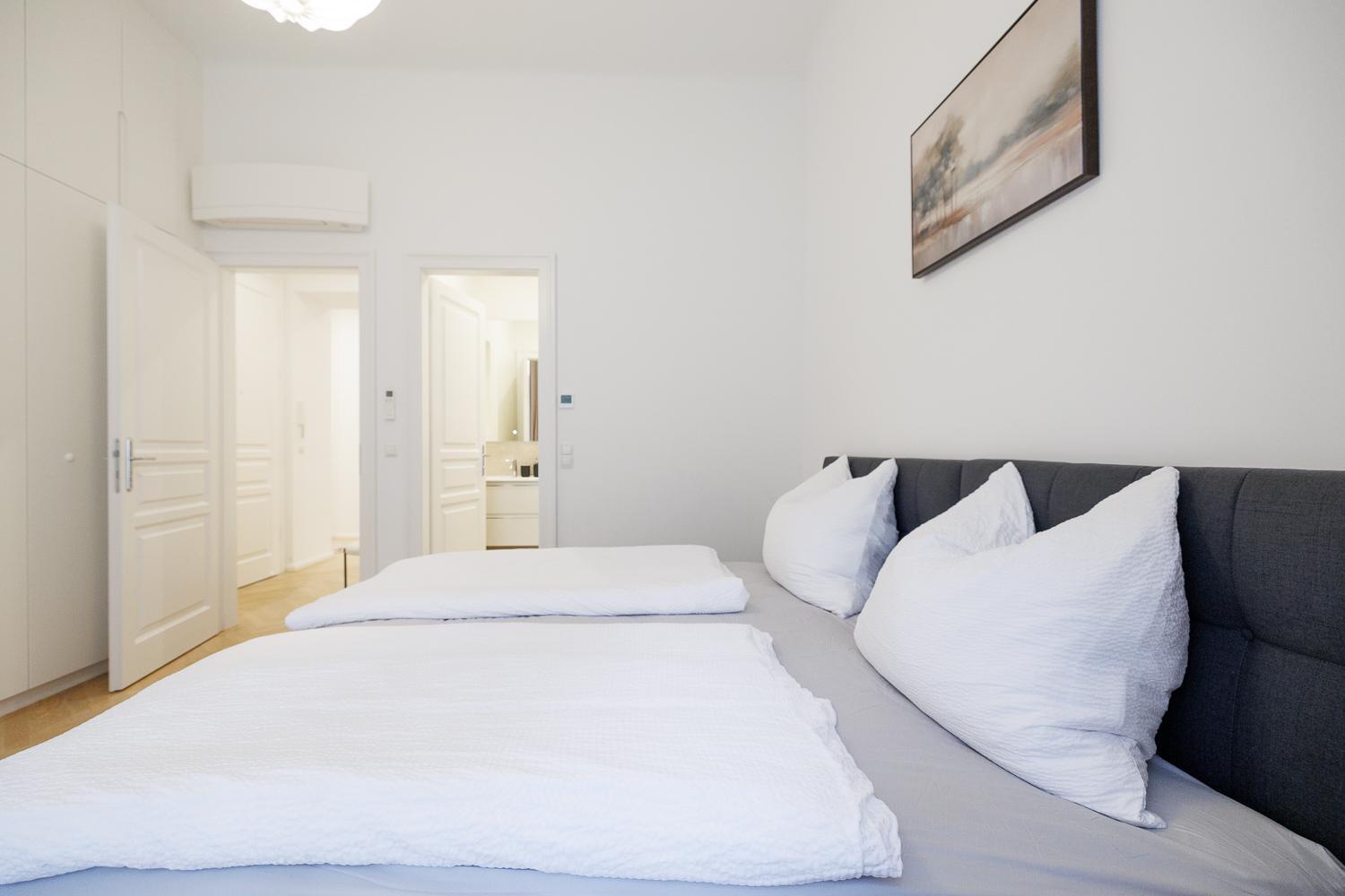 Stylish 1-bedroom 2-bath By Canal Minutes From Historic Centre